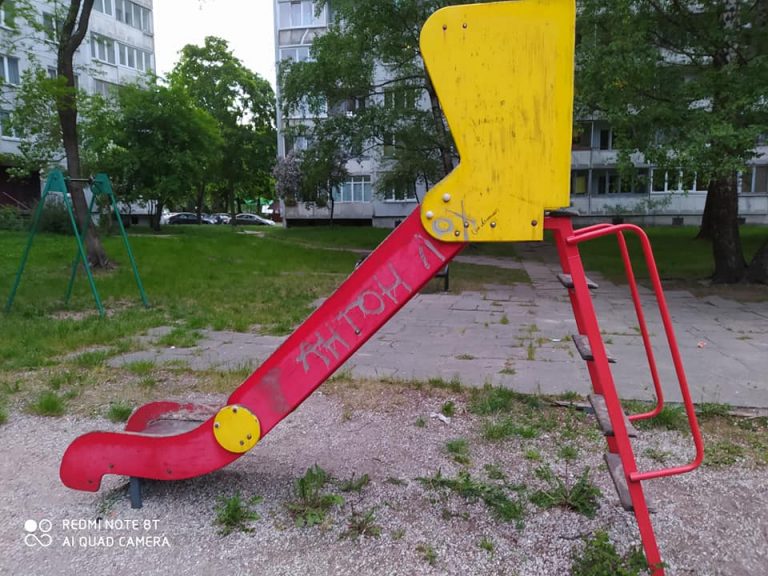 «Качели сорваны, городок разрушен»: рижанка возмущена детскими площадками в Иманте (ФОТО)