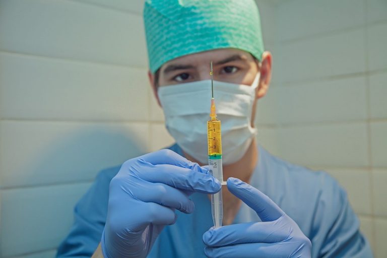 Китай пообещал сделать вакцину против COVID-19 доступной по всему миру