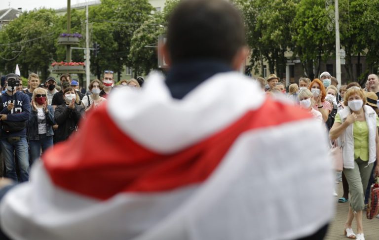 В Белоруссии задержаны 13 человек, собиравших подписи за соперников Лукашенко