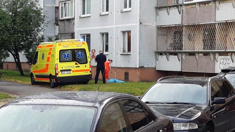 В Плявниеки под жилым домом найдено тело человека
