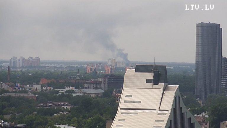 ФОТО: под Ригой возник пожар, горят ангар и машина