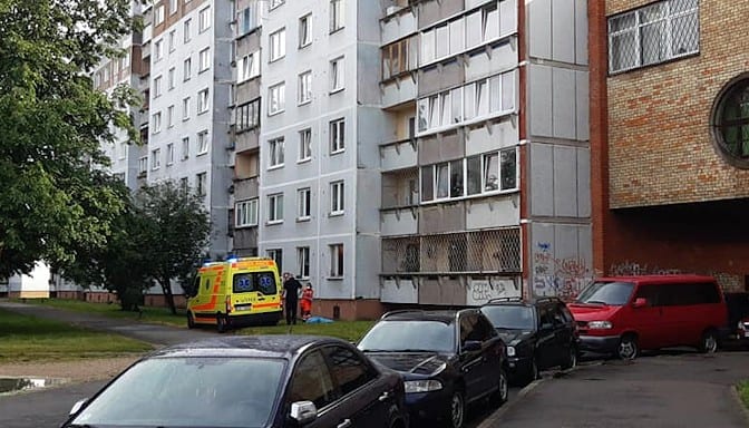 Жители дома в Плявниеки опознали в погибшем соседа (ВИДЕО)
