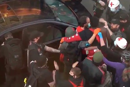В США вооруженный человек въехал в толпу протестующих на машине (ВИДЕО)