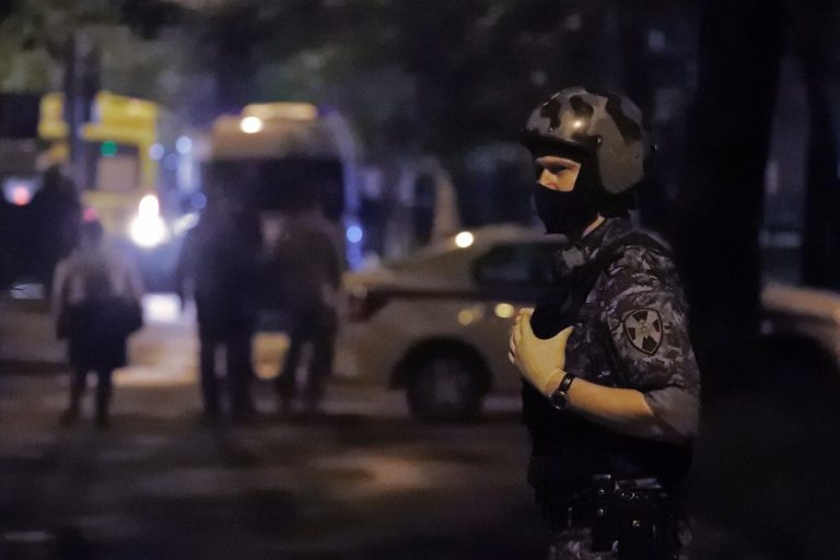 В Москве мужчина открыл стрельбу из своей квартиры: ранены трое
