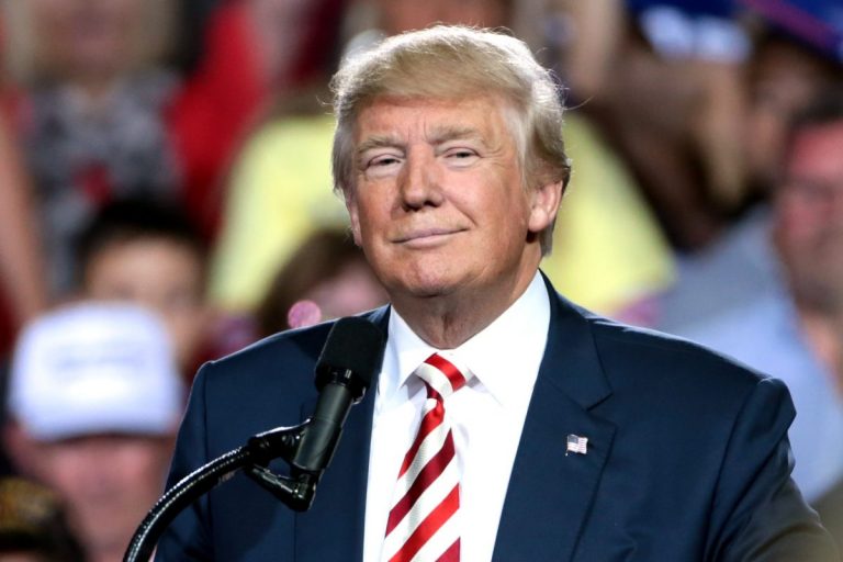 Суд США запретил выход мемуаров племянницы Трампа