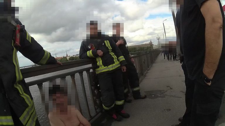 ВИДЕО: на Каменном мосту в Риге за час спасли двух самоубийц