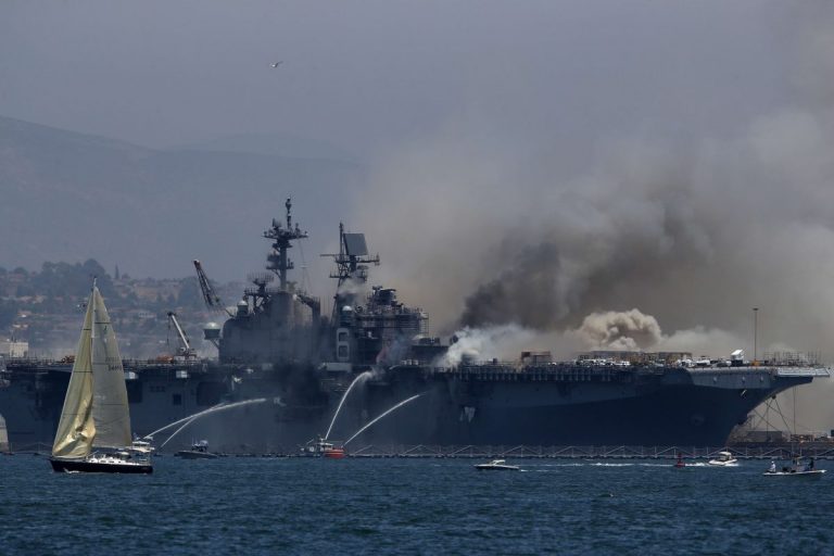 Загорелся американский военный корабль (ВИДЕО)