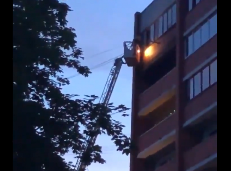 В пожаре в многоэтажном доме в Чиекуркалнсе погиб один человек (ВИДЕО)