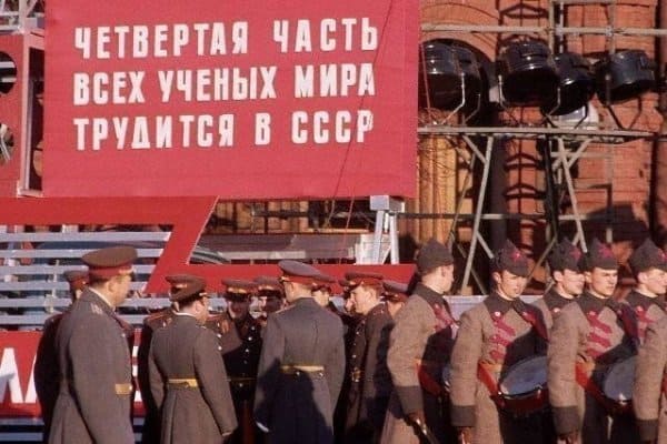Быстрее, выше, сильнее: Агитационные плакаты и вывески времен СССР