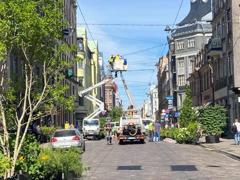 ФОТОГАЛЕРЕЯ: Тербатас пешеходная — гуляющие люди, горшки с цветами, магазины и кафе