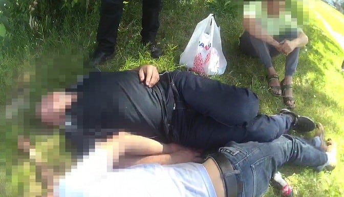 Мужчина напился и уснул под деревом в Риге, с ним был 3-летний сын