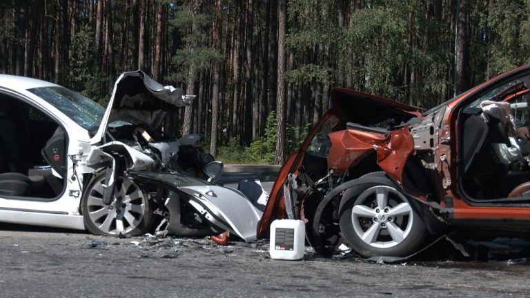 Тяжело пострадали трое: подробности фронтальной аварии в Юрмале (ВИДЕО)