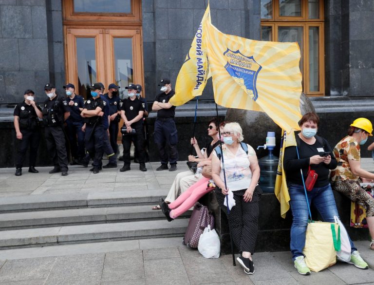Около офиса Зеленского третий день протестуют шахтеры
