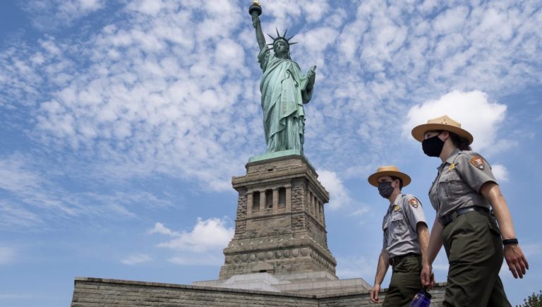 Статуя Свободы в США спустя четыре месяца вновь открывается для посетителей (ВИДЕО)