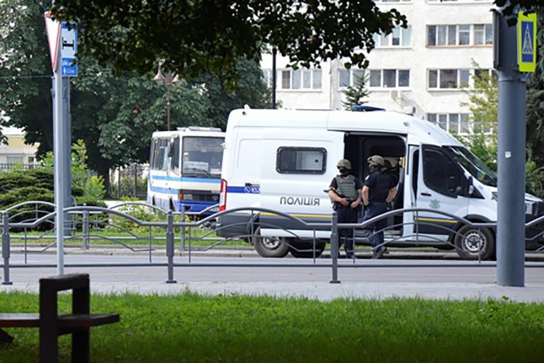 На западе Украины мужчина взял в заложники 20 пассажиров автобуса