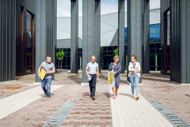 Maxima передала в музей истории Латвии свидетельства о COVID-19 