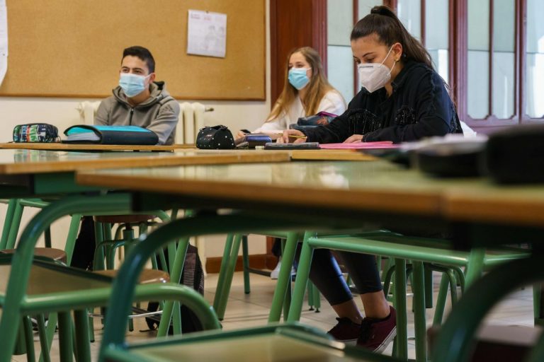 Эпидемиолог: при выявлении COVID-19 у одного школьника, придется отправлять в карантин весь класс