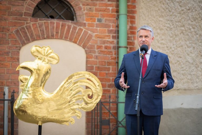Министр разрешил деятелям культуры не уходить в самоизоляцию по приезде из «красных» стран
