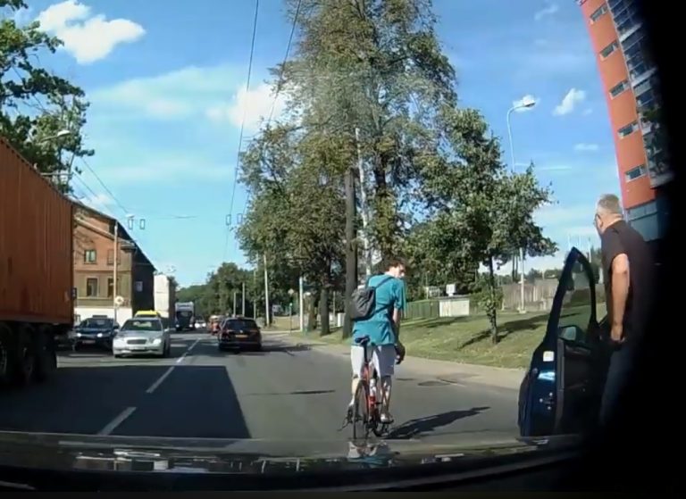 ВИДЕО: водитель в Риге «проучил» незадачливого велосипедиста