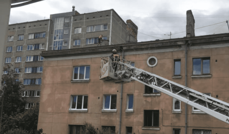 ФОТО: с крыши дома в Кенгарагсе спасатели сняли неадекватного мужчину