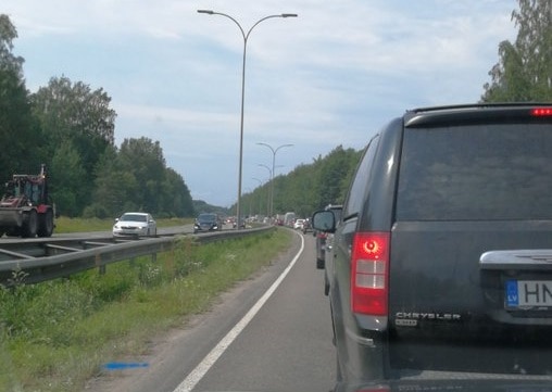 Гигантская пробка на Юрмальском шоссе: авария усугубила ситуацию с ремонтом