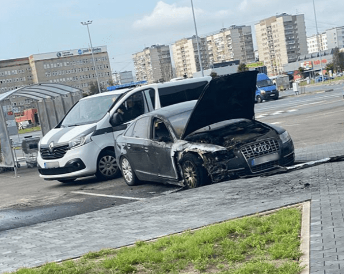 ФОТО: на парковке магазина в Плявниеки сгорела автомашина Audi