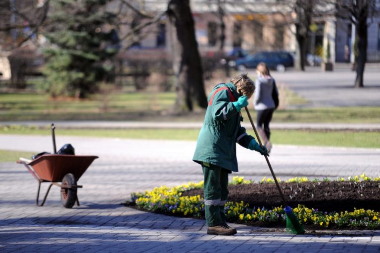 На смену «столатовикам»? Безработных в Латвии на период COVID-19 обеспечат временным заработком в 200 евро
