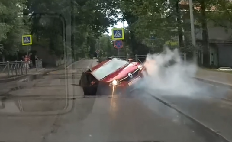 ФОТО и ВИДЕО: в Калининграде машина ушла под асфальт
