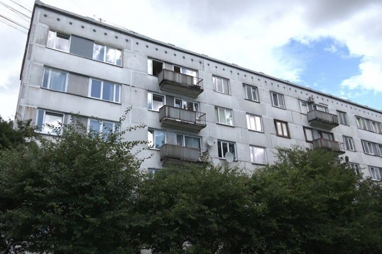 Жесть в Пурвциемсе: жители дома месяц жили с невыносимым запахом трупа