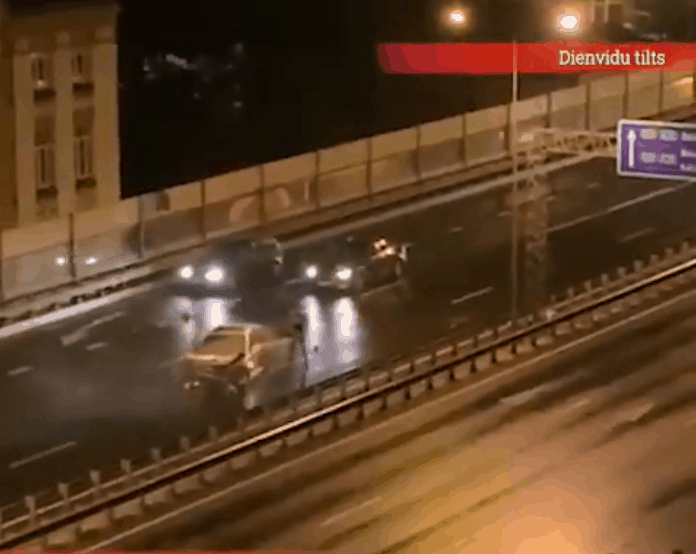 ВИДЕО: у машины на Южном мосту лопнула покрышка. Автомобиль врезался в ограждение