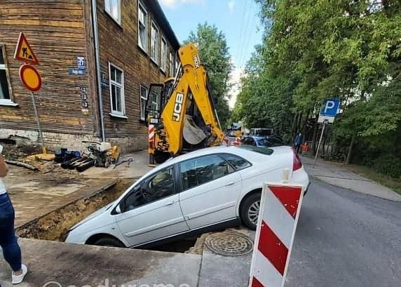 ФОТО: в Агенскалнсе машина провалилась в ремонтную яму
