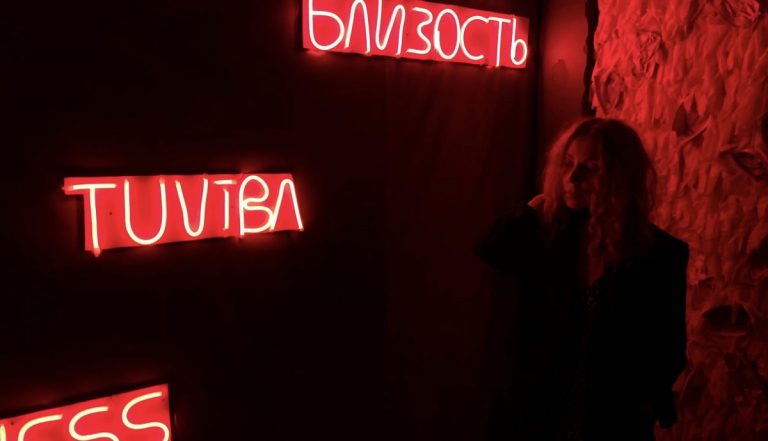 В Риге открылась выставка-инсталляция, посвященная последствиям пандемии коронавируса