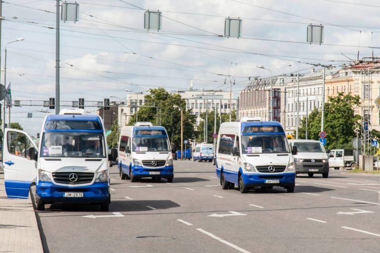 Маршрутки в Риге пока не отменяют из-за юридических проволочек
