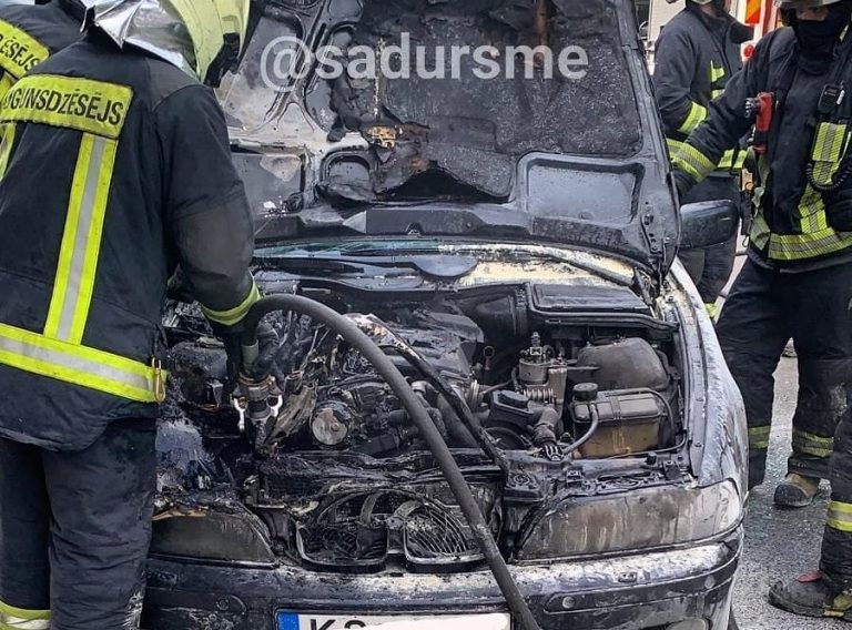 ФОТО: на въезде в Старую Ригу сгорела BMW