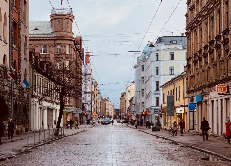 Никаких авто. Улица Тербатас в Риге на месяц станет пешеходной
