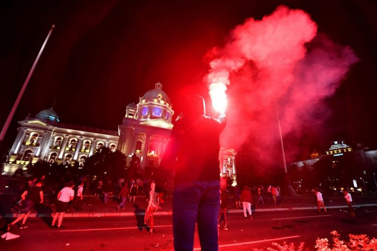 Жители Сербии взяли штурмом парламент из-за введения комендантского часа