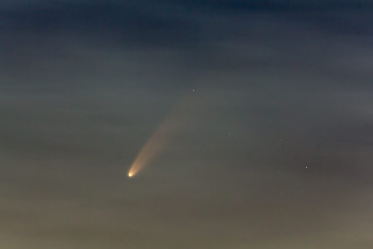 ФОТО: в Латвии сфотографировали самую яркую за семь лет комету