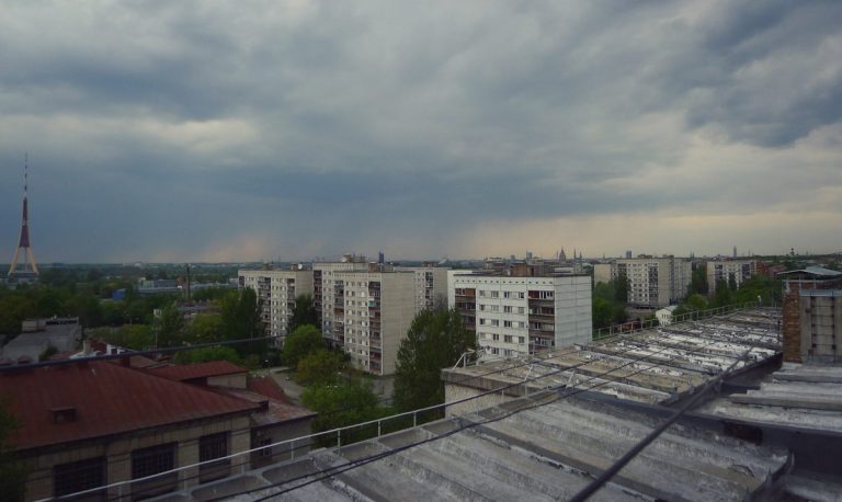 Погода на пятницу: в первую половину дня дождь и прохлада, потом потеплеет до +20