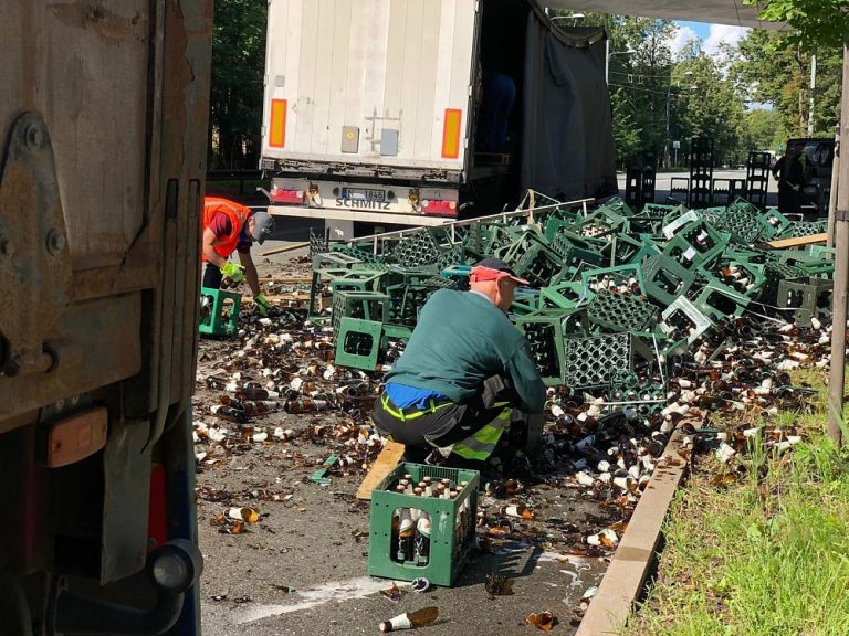 ФОТО: в Риге опять перевернулся грузовик с алкоголем