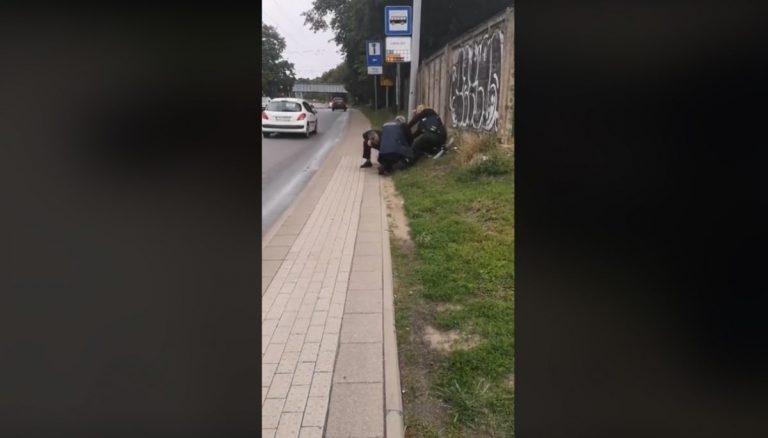 ВИДЕО: в Риге контролеры заломали руки безбилетнику, который напал на сотрудника Rīgas satiksme