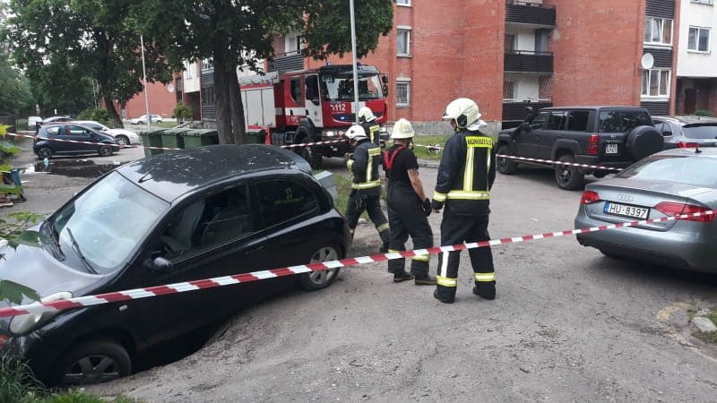 Жители беспокоятся: яма на улице Залвес, куда ранее провалилась машина, становится все глубже (ВИДЕО)