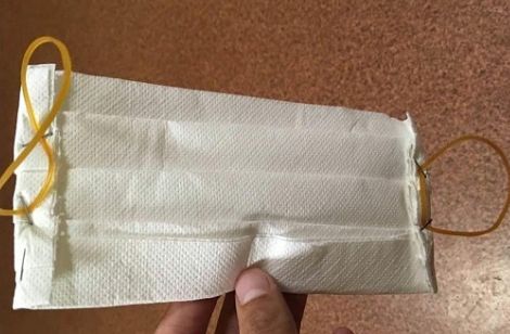 «Самоделка сомнительного качества»: маски из салфеток выдают пациентам в поликлинике Лиепаи