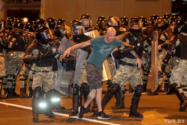 «Это беспрецедентная жесть. Интернет до сих пор не работает»: журналист из Беларуси о ситуации в стране