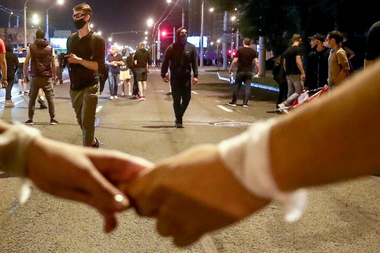 Протесты в Минске закончились, люди обещают снова выйти на улицы в понедельник