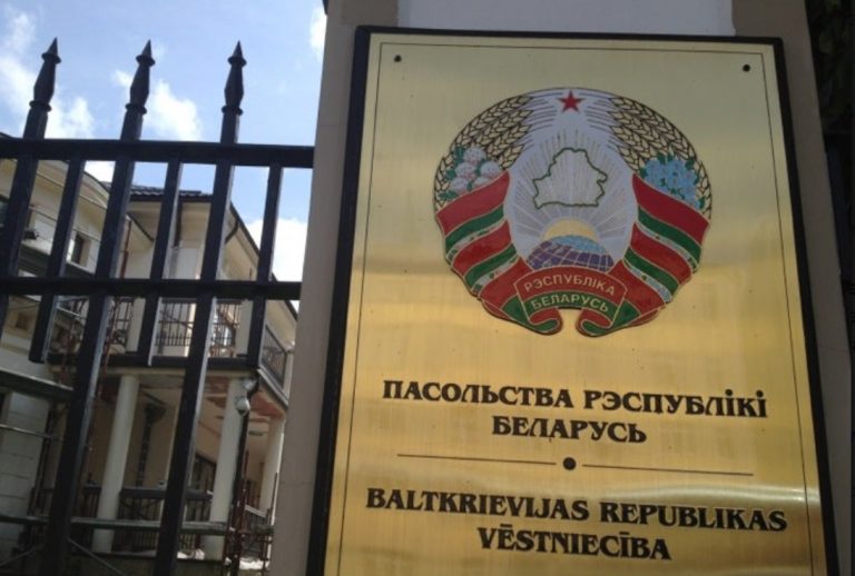 Латвийцев зовут на пикет у посольства Беларуси. Там выступит символ Атмоды — Дайнис Иванс