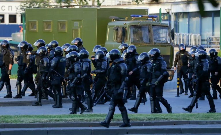 Третья ночь противостояния: в Минске — столкновения протестующих с ОМОНом (ВИДЕО)