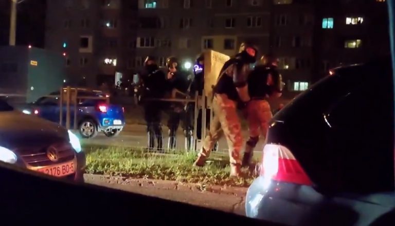 Огонь из помповых ружей, силовики снимают береты: что сейчас происходит в Минске