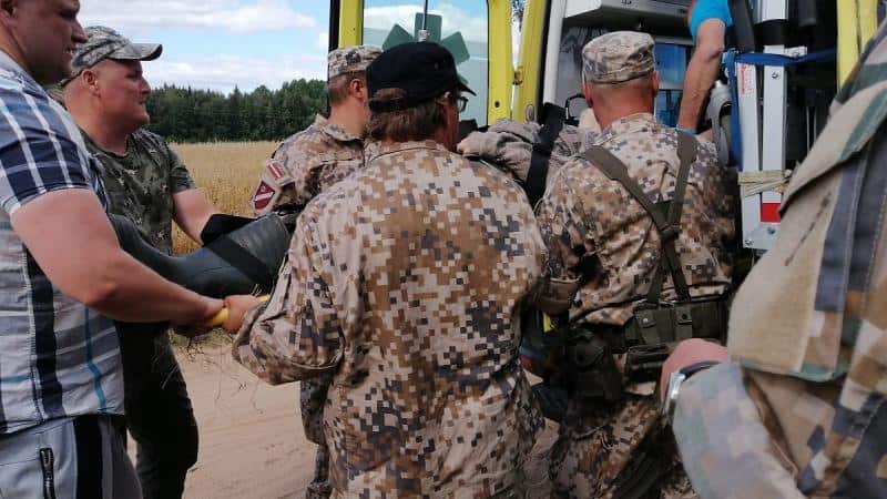 ФОТО: Земессарги, полиция и жители нашли заблудившегося мужчину