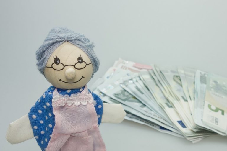 Пенсионеры получат больше денег: в октябре пенсии проиндексируют