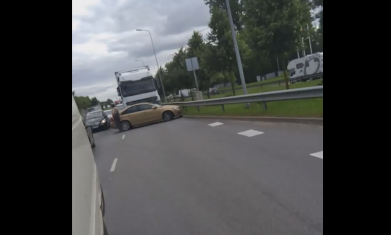 ВИДЕО: в Риге в результате ДТП автомобиль перегородил полосу движения
